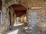11 Antico porticato al centro della contrada Cantello
